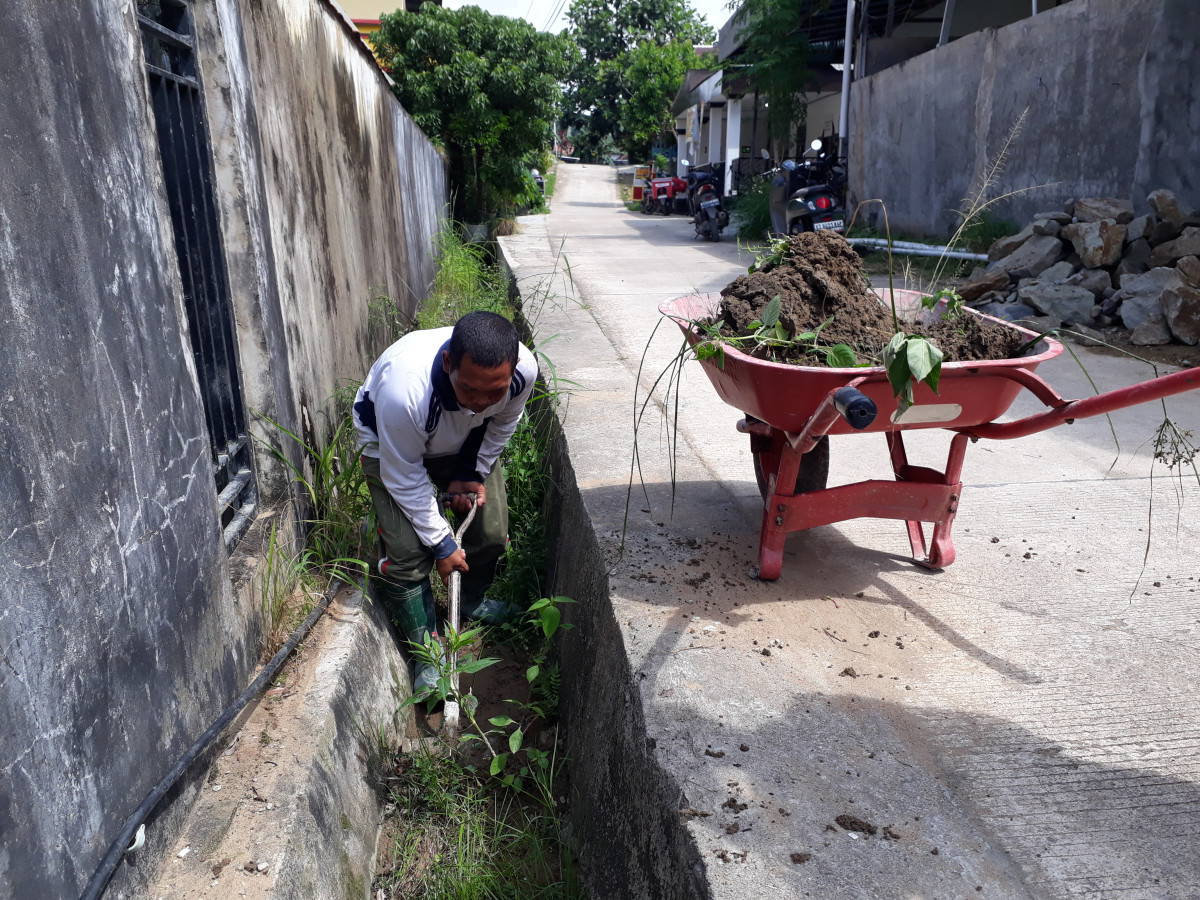 Bersihkan parit