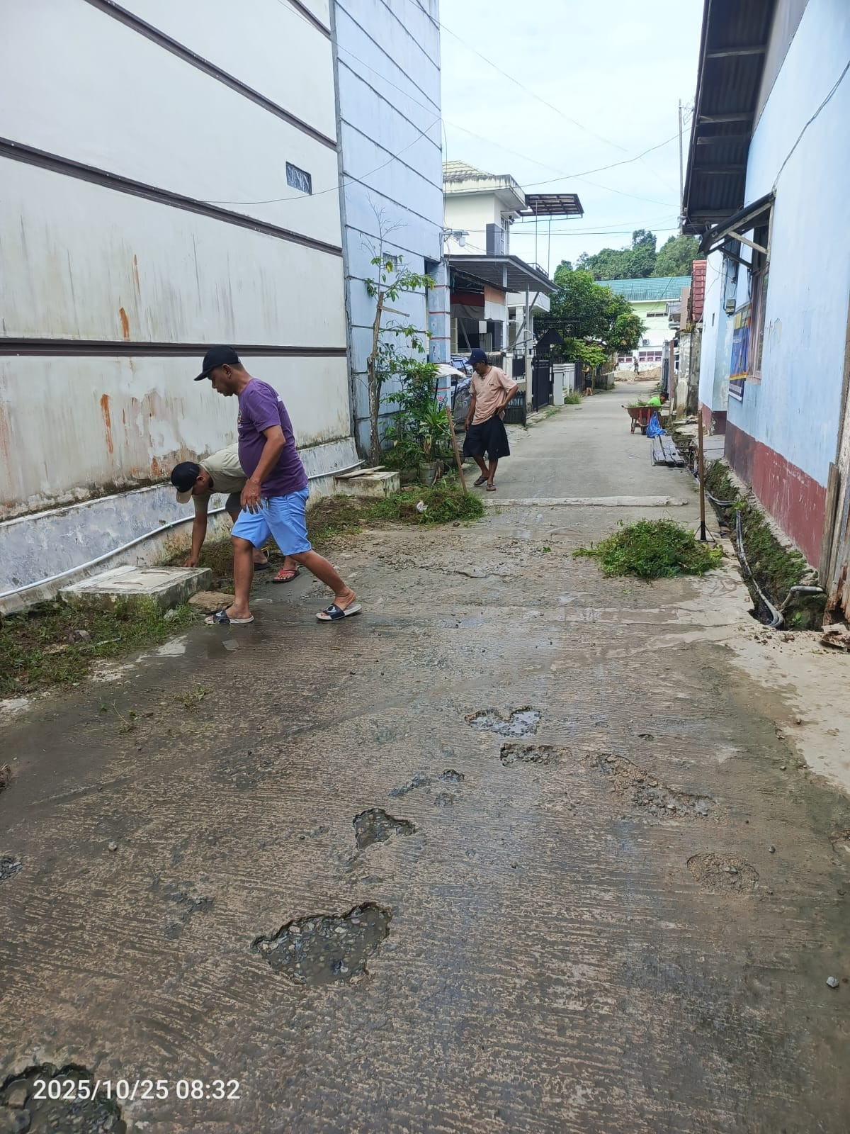 Kerja bakti membersihkan lingkungan sekitar