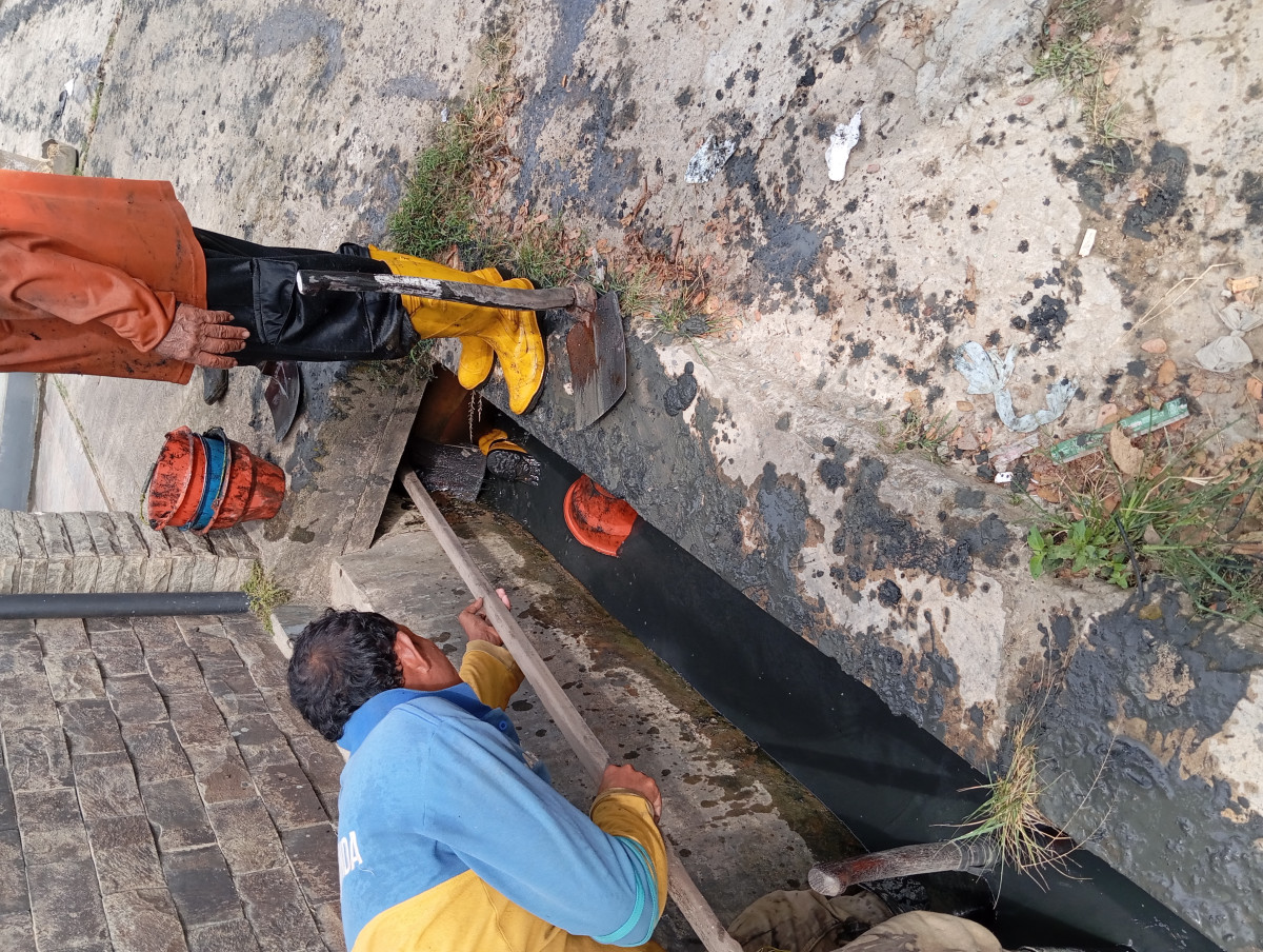 Membersihkan drainase