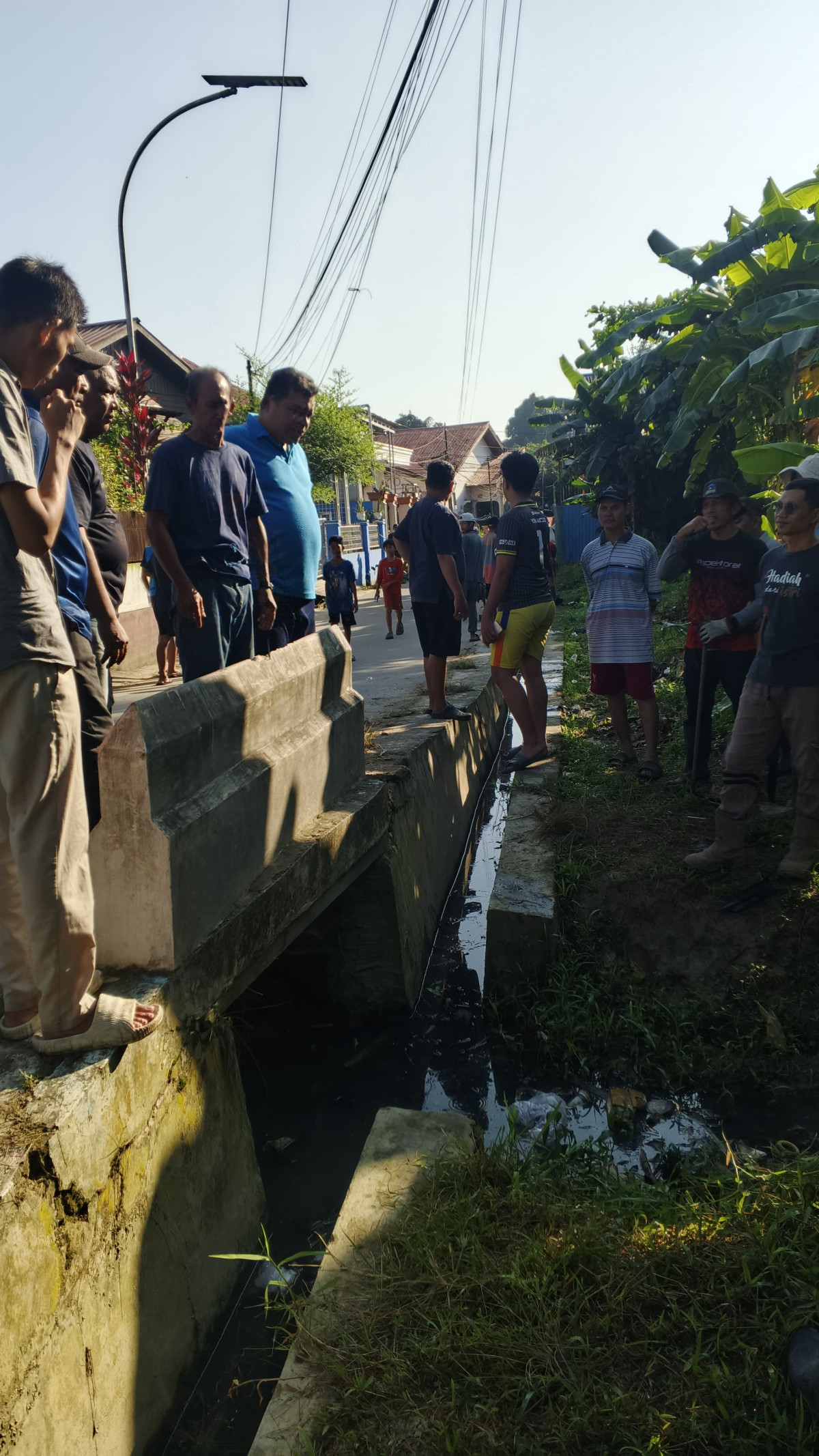 Pembersihan saluran utama / drainase dan pembersihan rumput liar,pemangkasan dahan pohon di bahu jalan