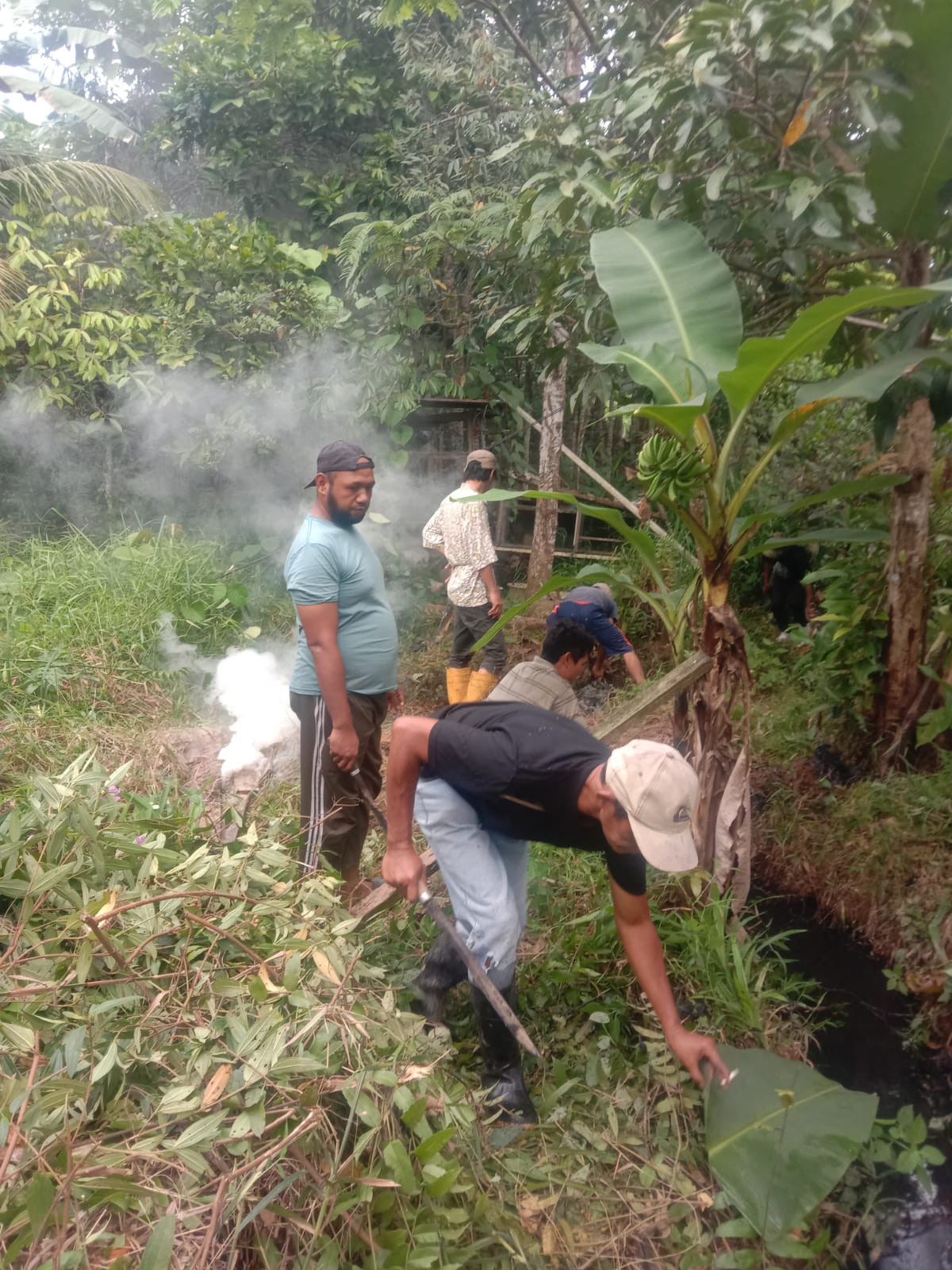 Membersihkan kan saluran air / drainase