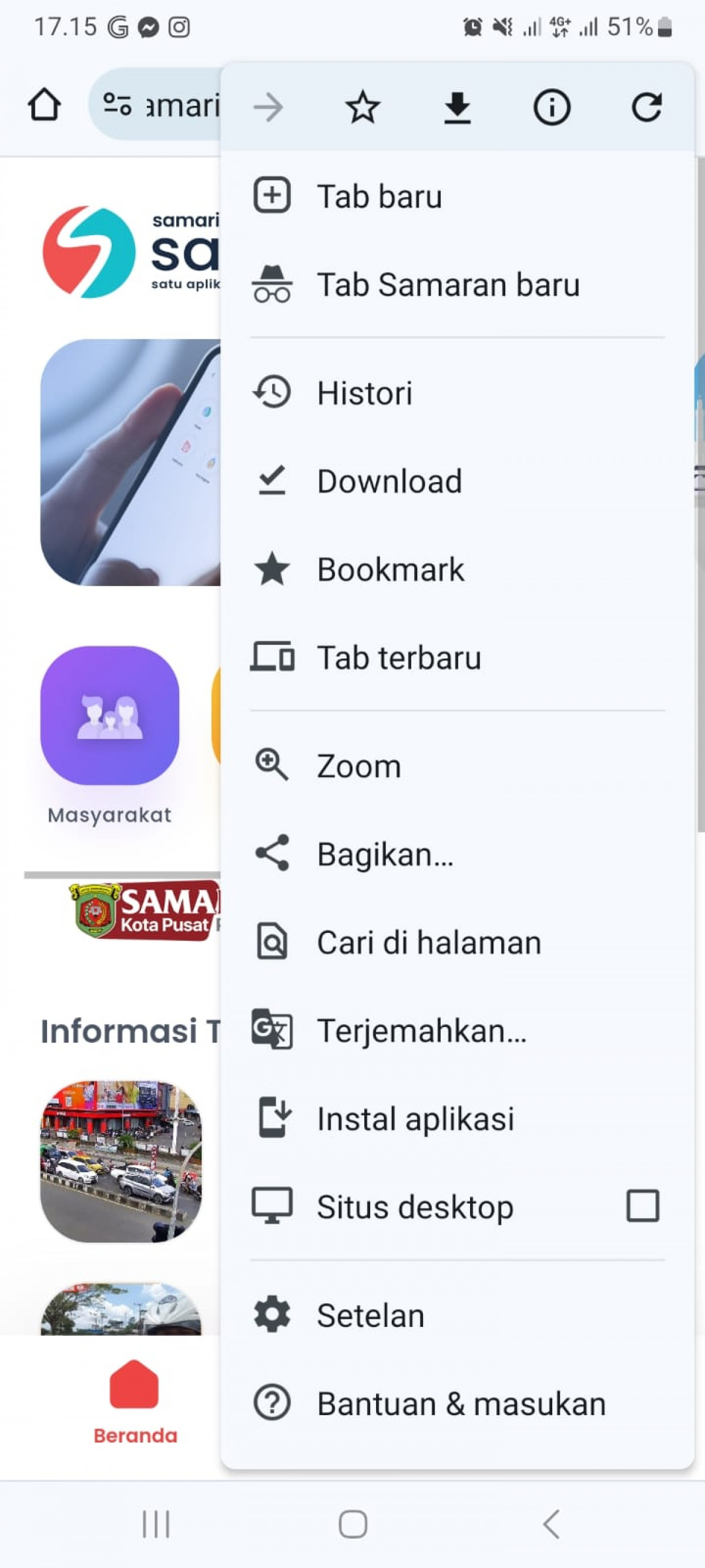 Membersihkan area pinggir jalan