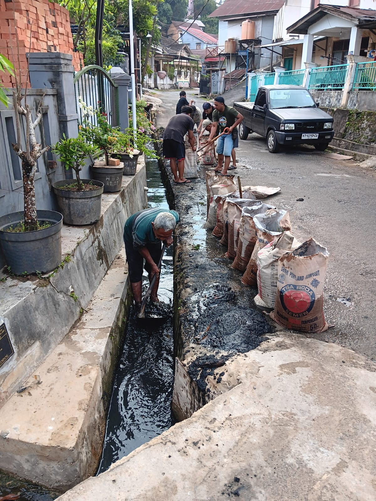 Perawatan Kebersihan Drainase