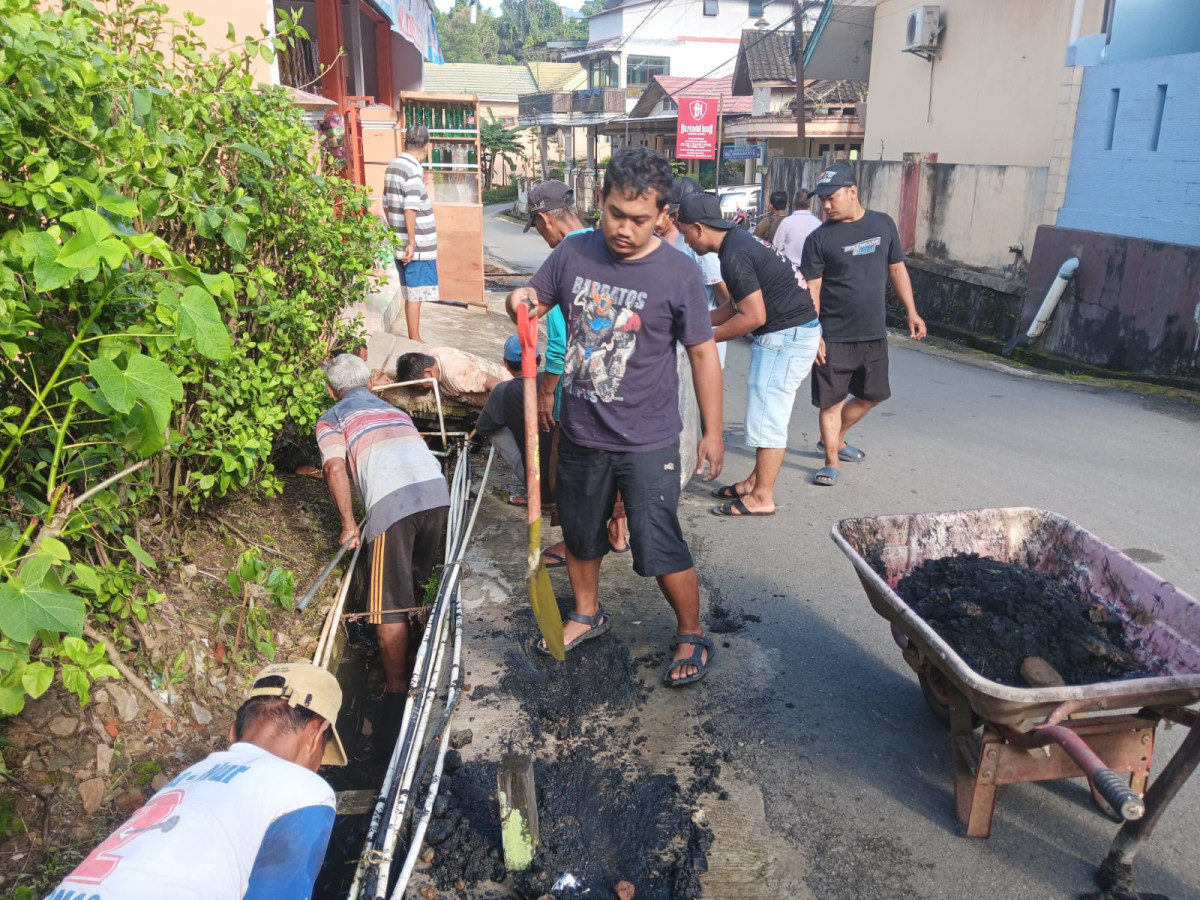 Membersihkan Parit