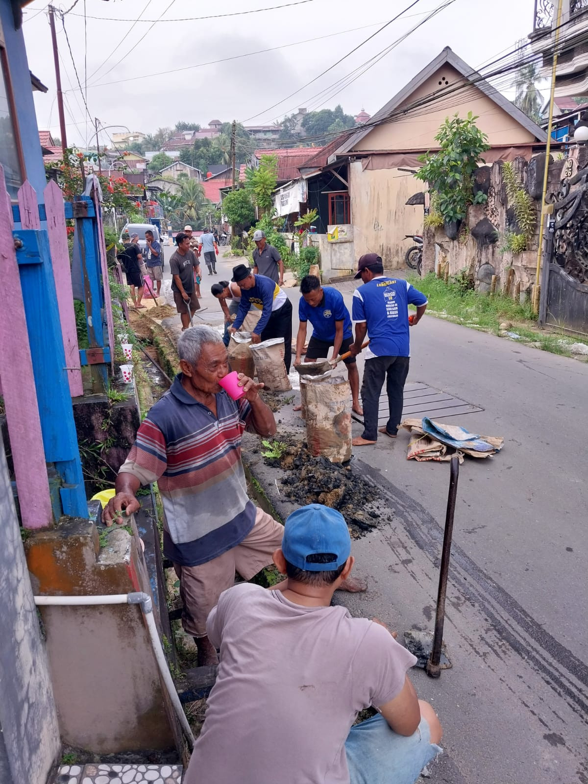 Mengeruk Endapan Pasir