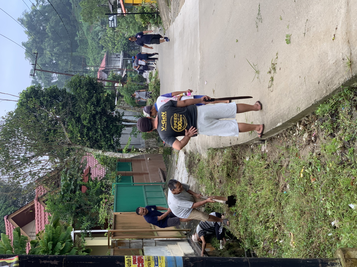 Gotong royong warga RT. 08 di Jln. Wiraguna
