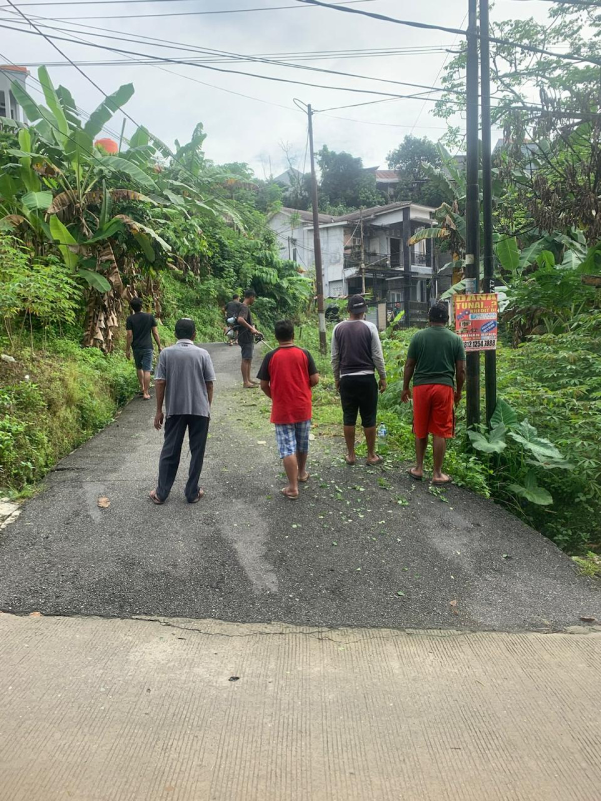 Kerja bakti di jl.wiraguna wilayah posyandu mekar