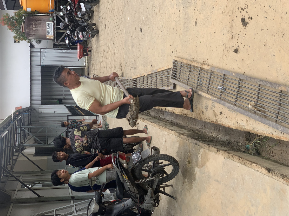 Gotong royong warga RT 08 di Jalan Wiraguna Gang Masjid