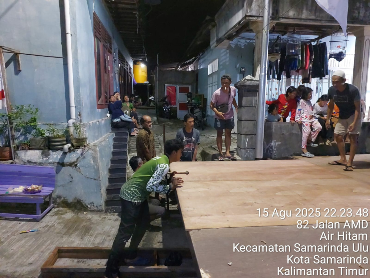 Gotong royong pembuatan panggung