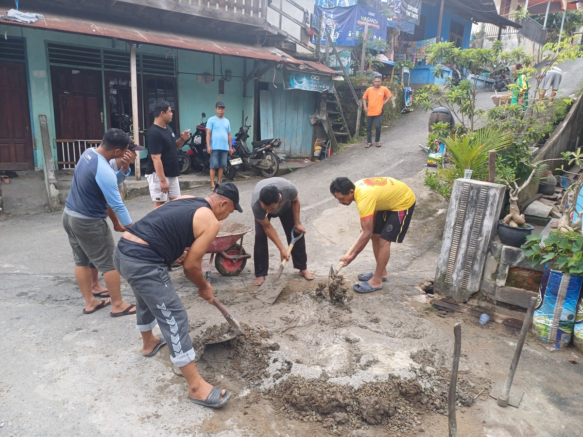 Perbaikan jalan di lingkungan gang jabal noor 1