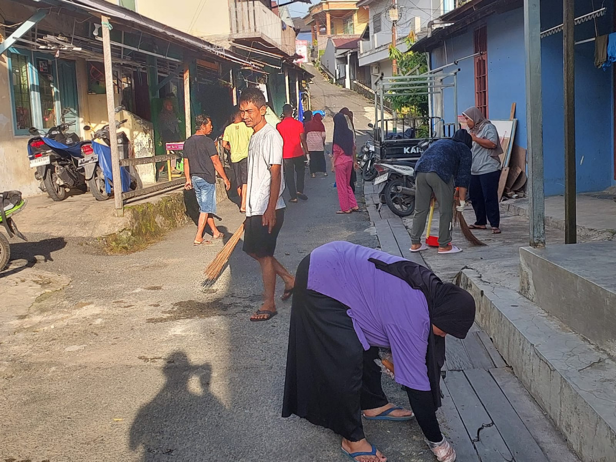 Kerja bakti bersih - bersih lingkungan