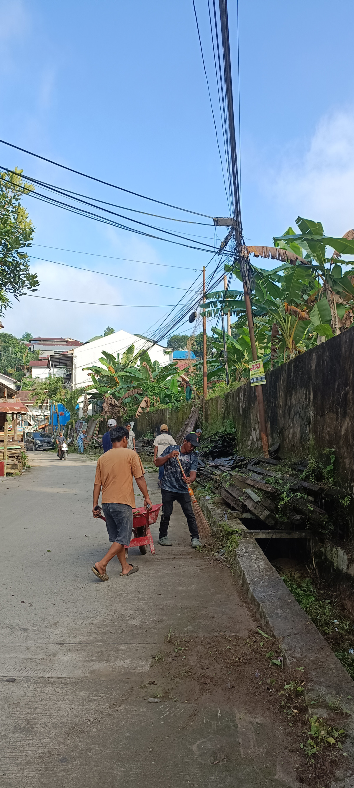 Gotong royong warga rt 11
