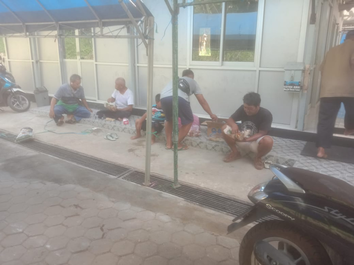 Gotong royong warga rt 11