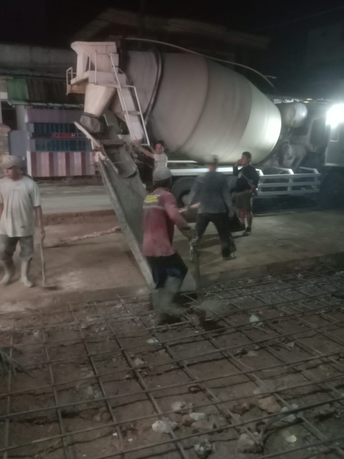 Gotong royong warga RT 11