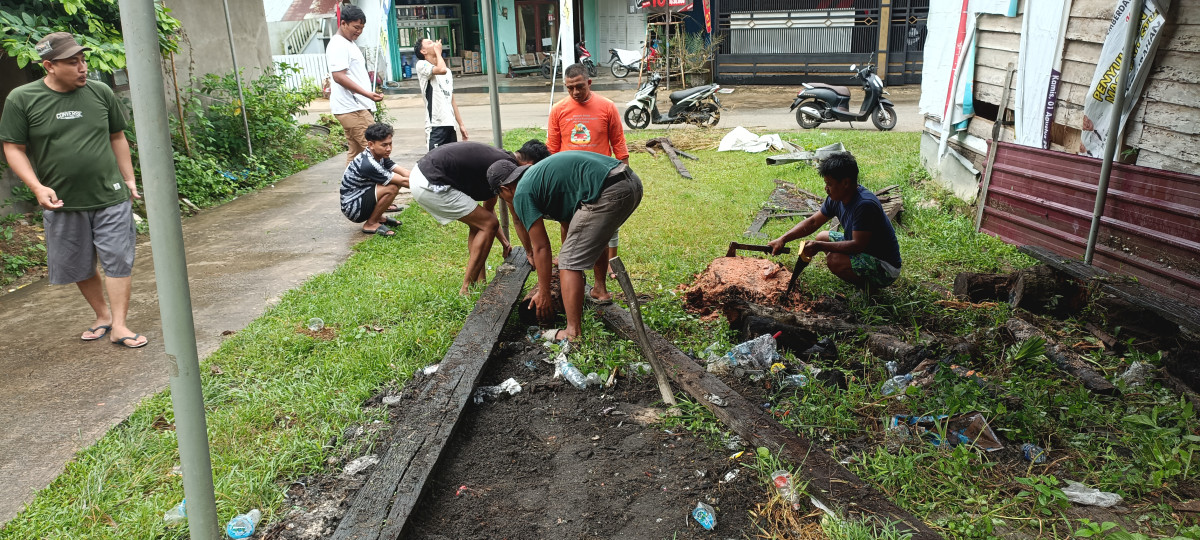 Gotong royong warga rt 11