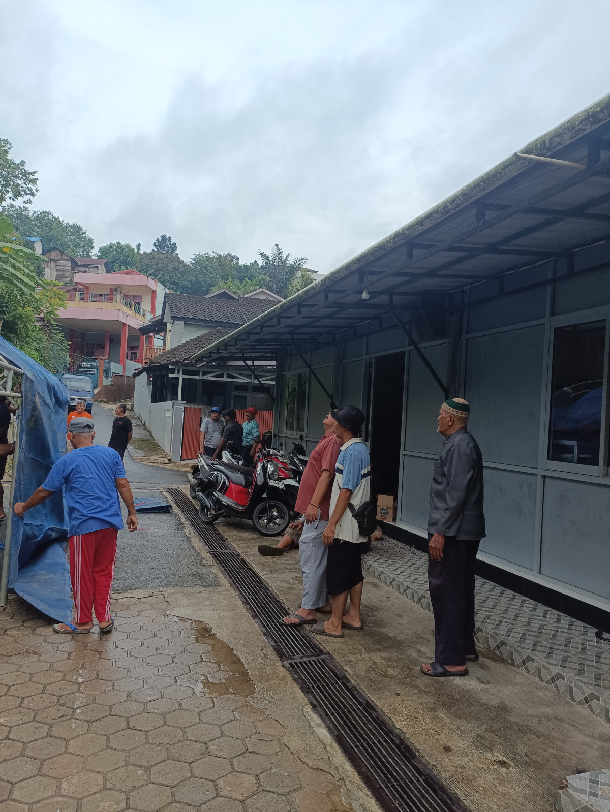 Gotong royong warga RT 11