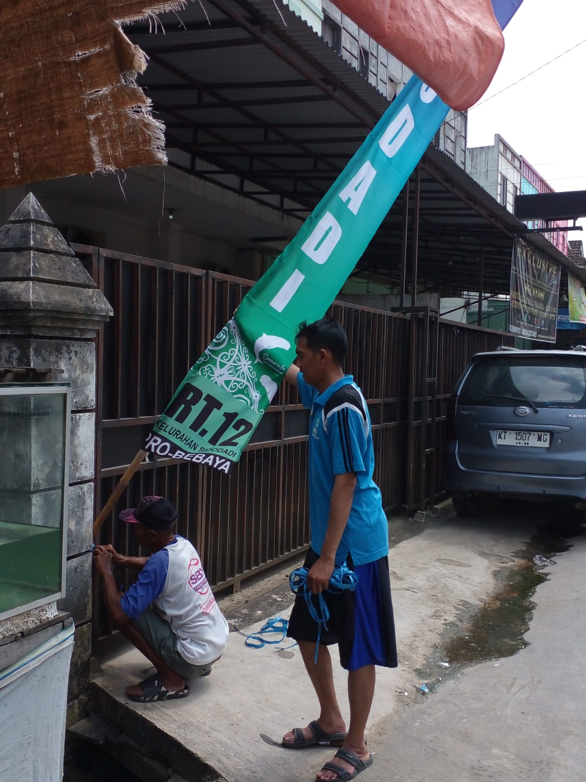 Pemasangan umbul umbul RT12