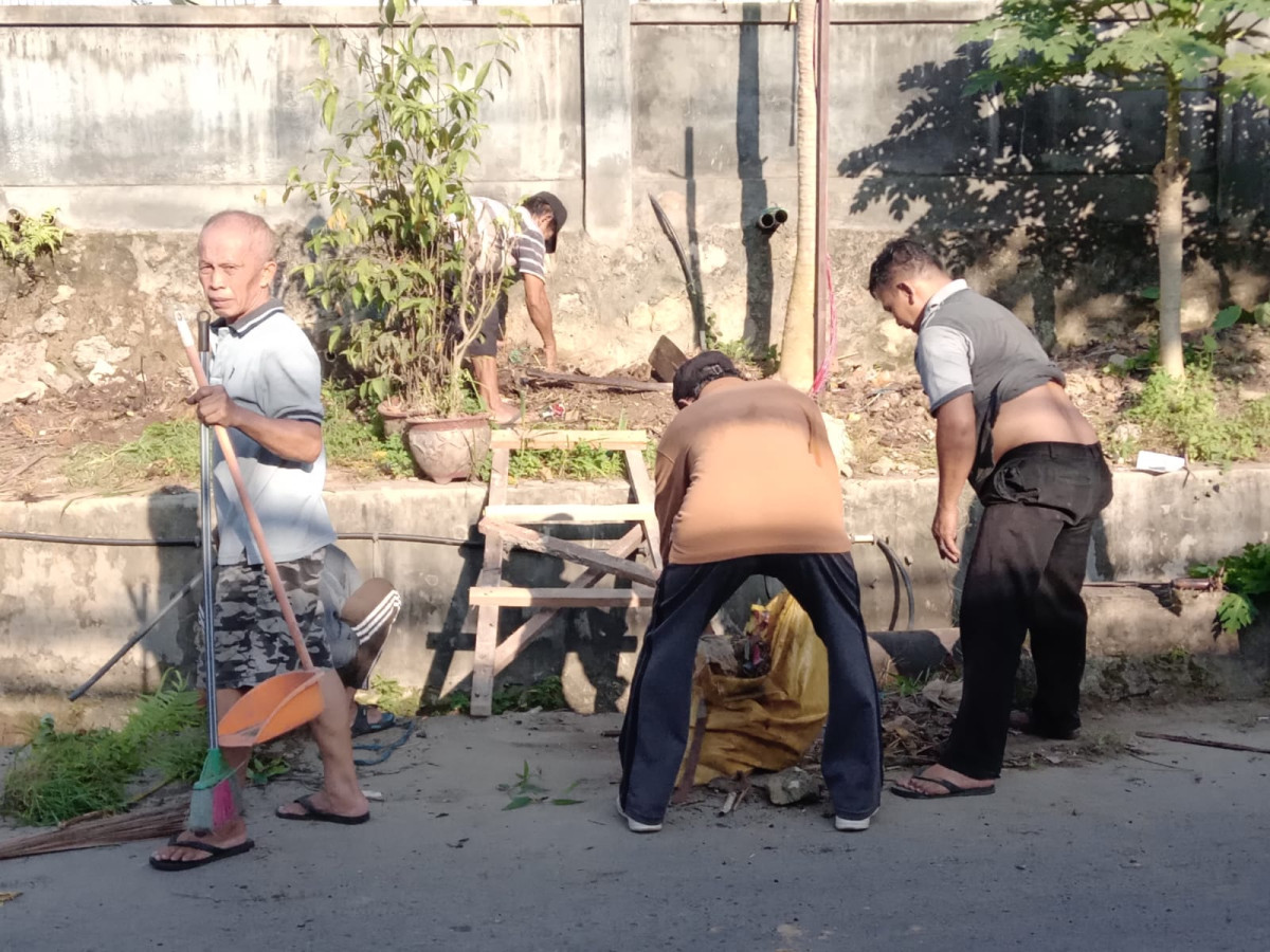 Gotong royong rt12