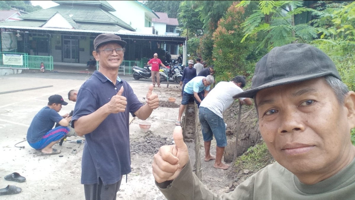 Gotong royong lanjutan pembuatan lahan parkir