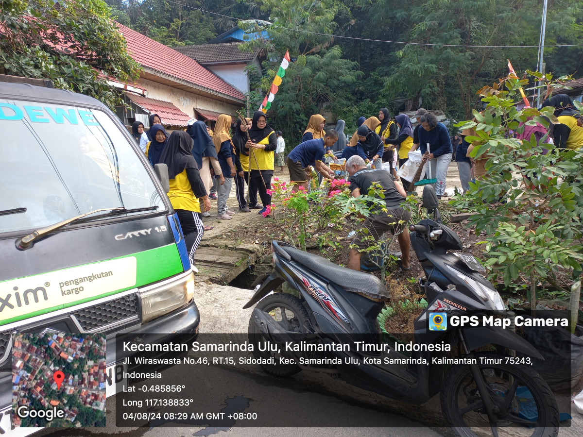 Kerja Bakti Membersihkan Lapangan RT.15