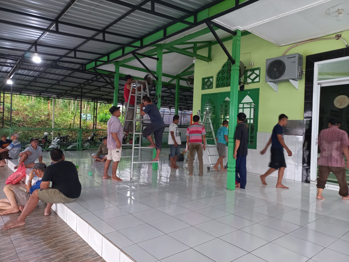 Gotong Royong di Masjid Nurul Iman membersihkan Kipas Angin,Kaca,Hambal dan AC dilingkungan RT.15 Kel. Sidodadi