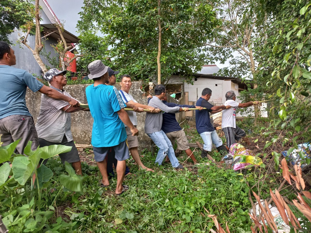 Kegiatan gotong royong penebangan pohon di tebing bukit dilingkungan RT.15 Kel. Sidodadi
