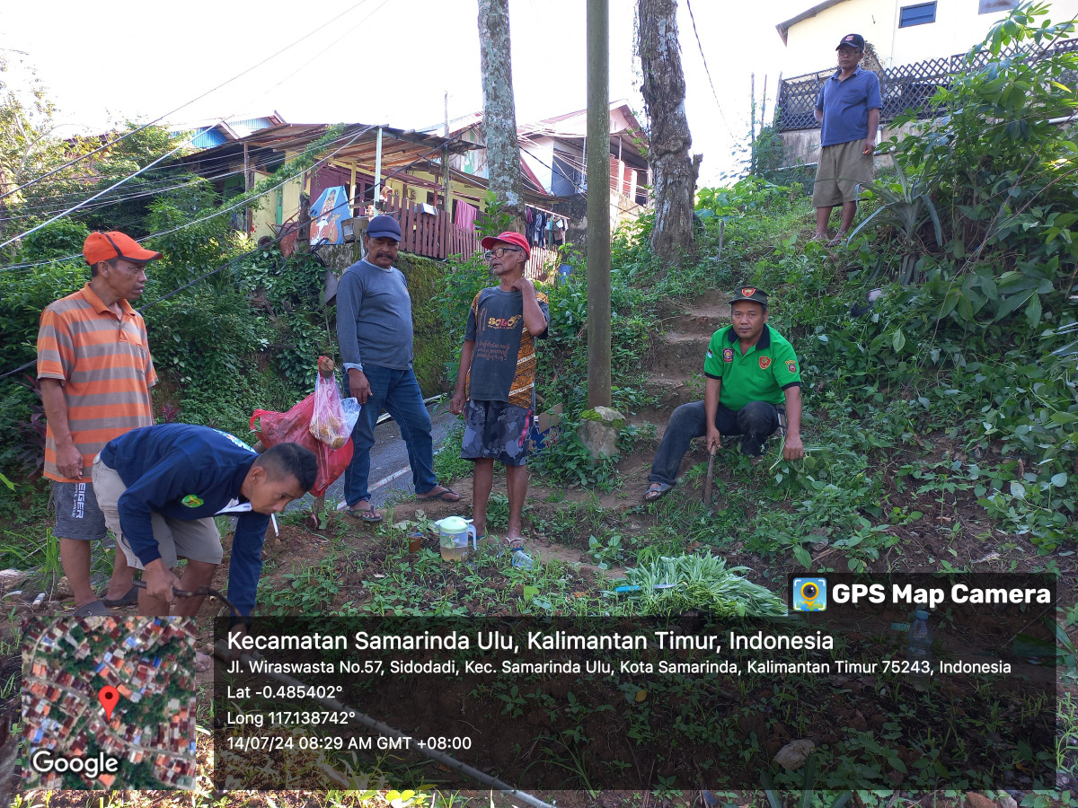 Kerja bakti membersihkan kebun sayur Dasawiswa dan Jl. Wiraswasta RT.15