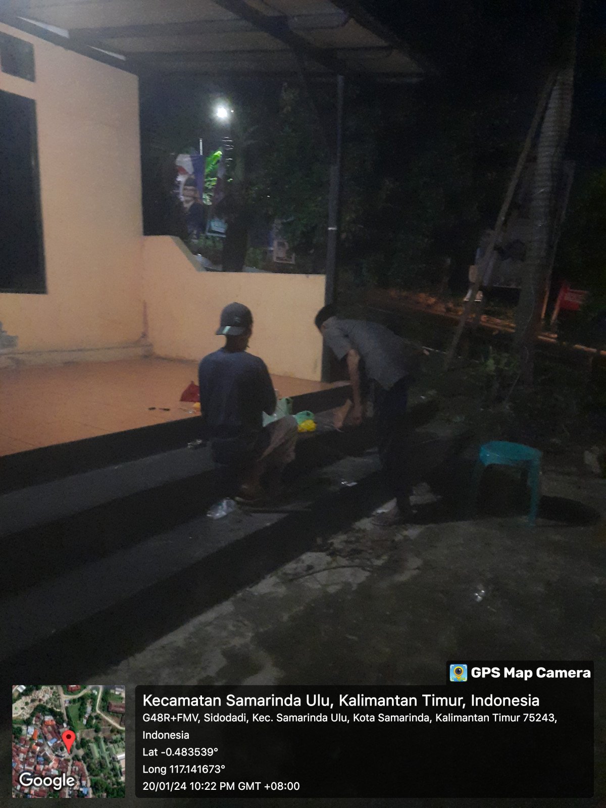 Pemasangan lampu hias di Balai Pertemuan