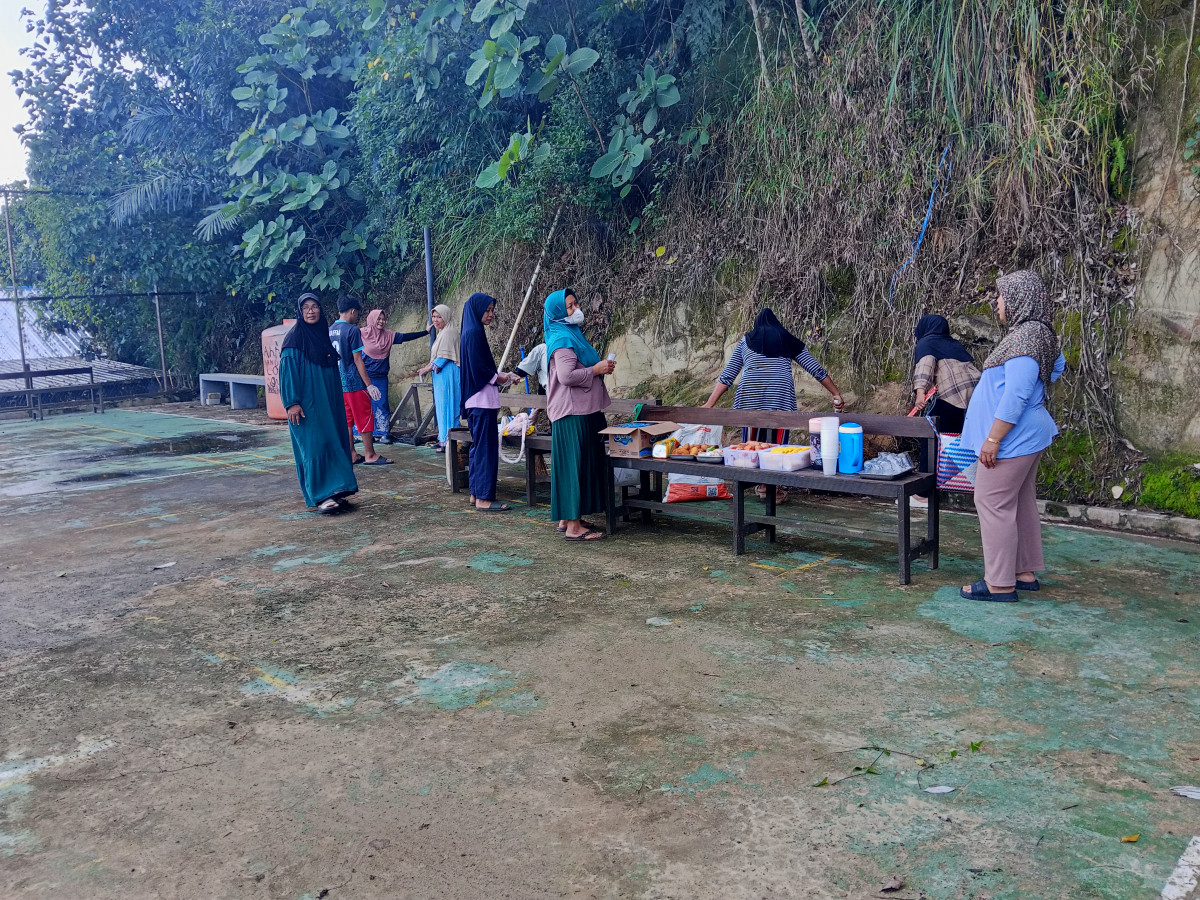Kerja bakti pembersihan lapangan olahraga RT.16 jln onthel