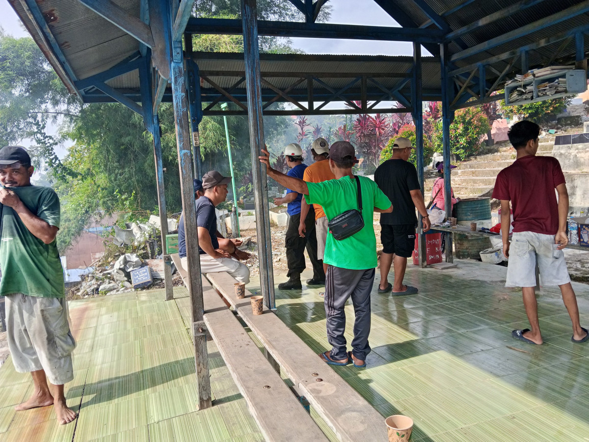 Kegiatan Gotong Royong pembersihan pemakaman swadaya jl.Anggur