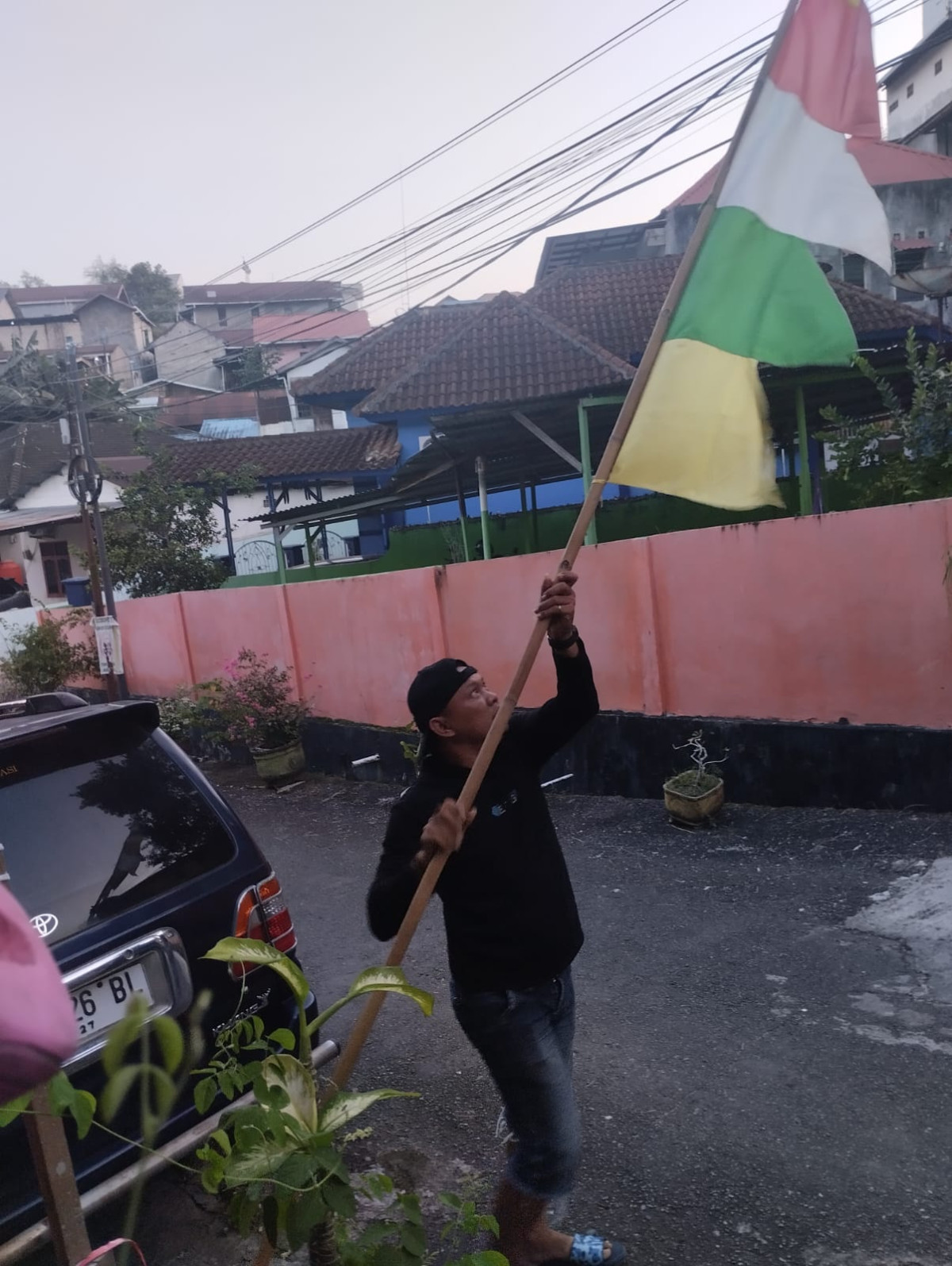 Gotong royong ,penurunan umbul umbul