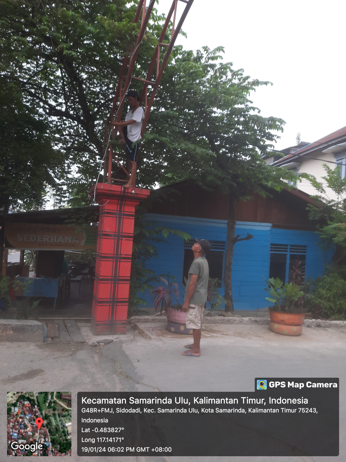 Pemasangan lampu hias