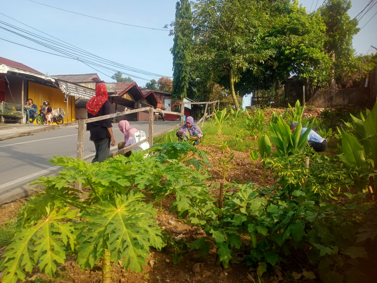 Kerja Bhakti pembersihan Lingkungan sampah dan kebun