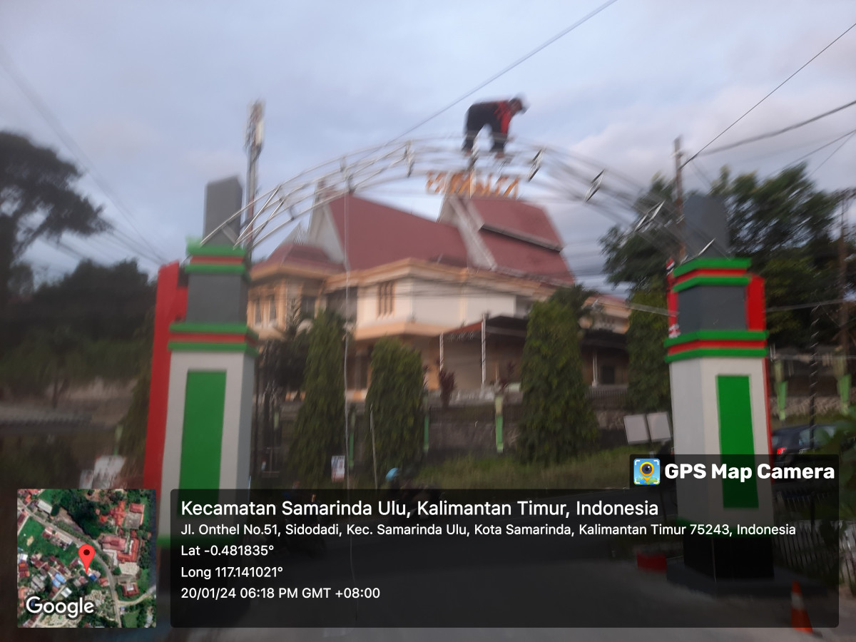 Pemasangan lampu hias jalan onthel