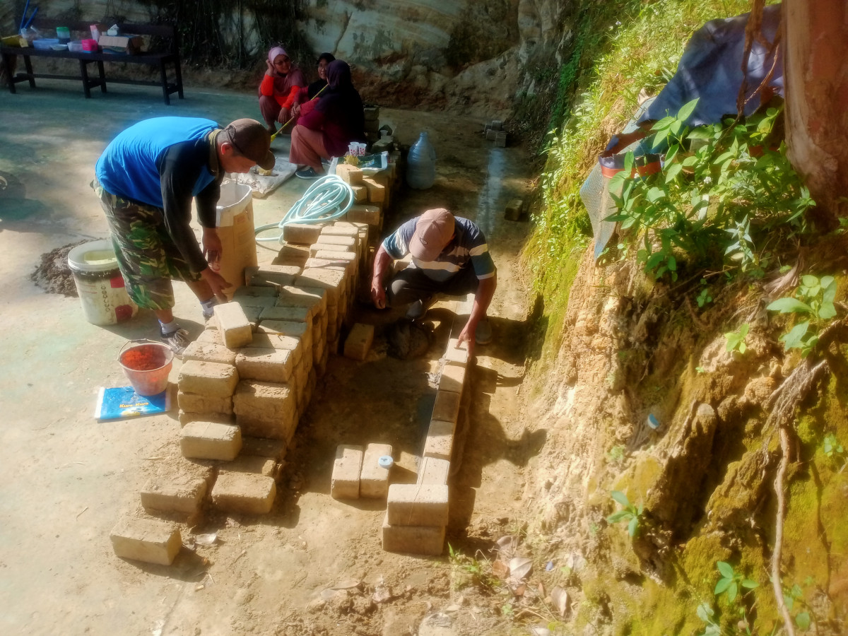Kerja bakti pembersihan lingkungan dan pembuatan parit dilap olah raga