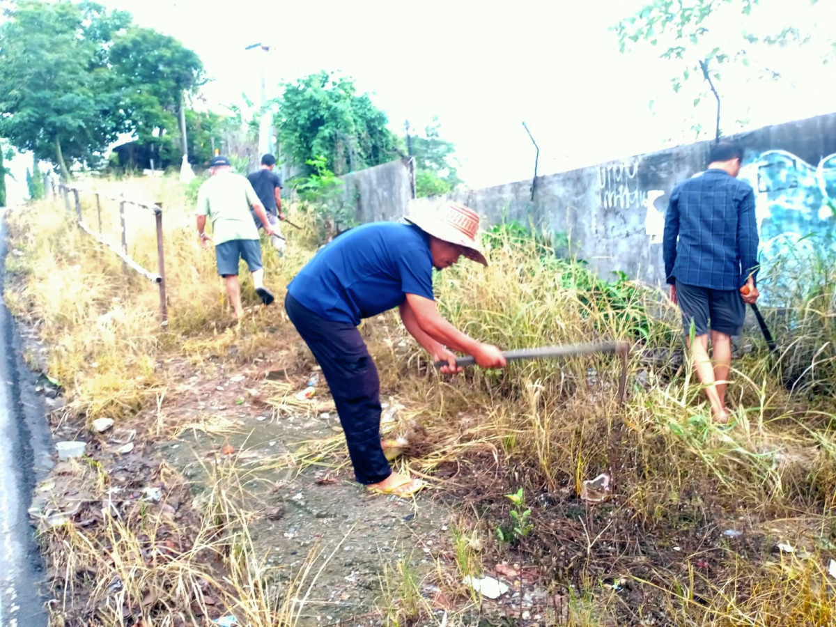 Kerja bakti warga dan ibu - ibu Dhasawisma RT. 16