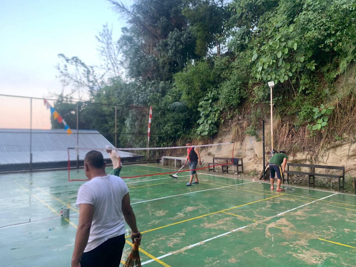 Gotong royong penyiapan lapangan acara Doa bersama HUT RI ke 79