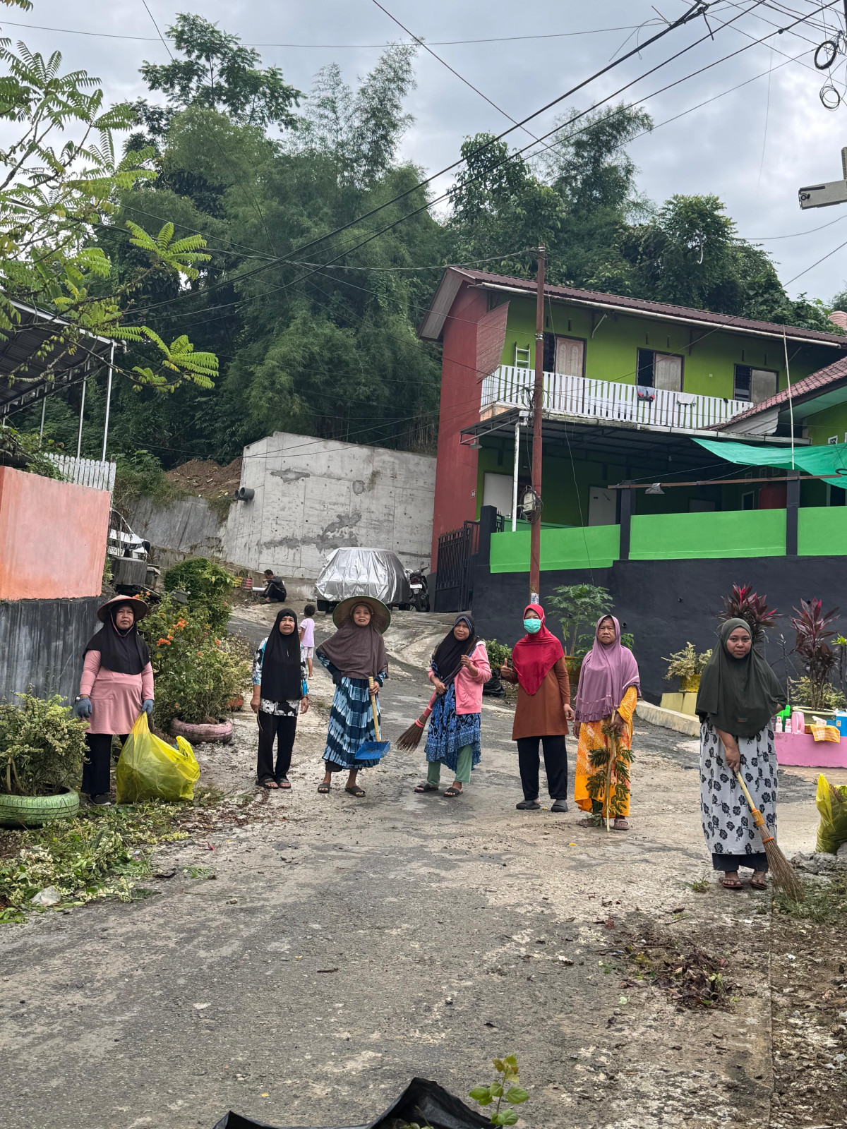 Kerja bakti pembersihan lingkungan RT.16