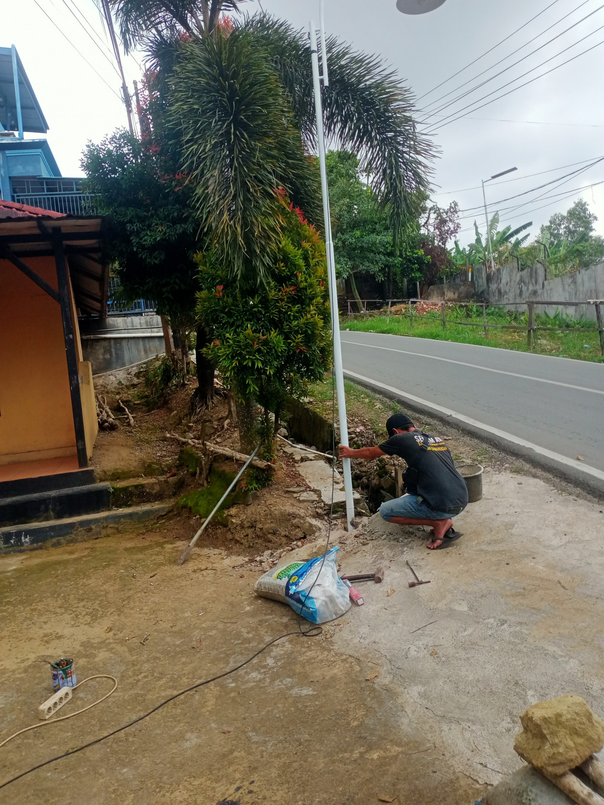 Kerja Bhakti pemasangan tiang lampu penerangandi lapangan olah raganera