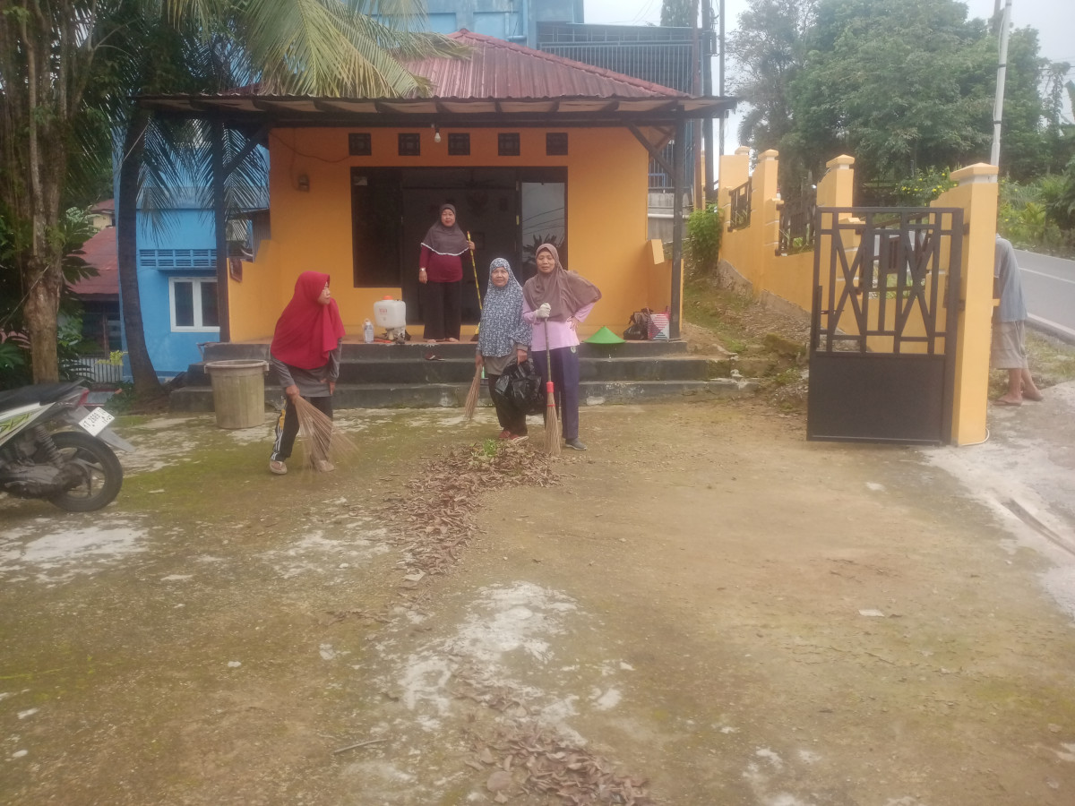 Pemeliharaan kebun toga Dasawisma RT 16