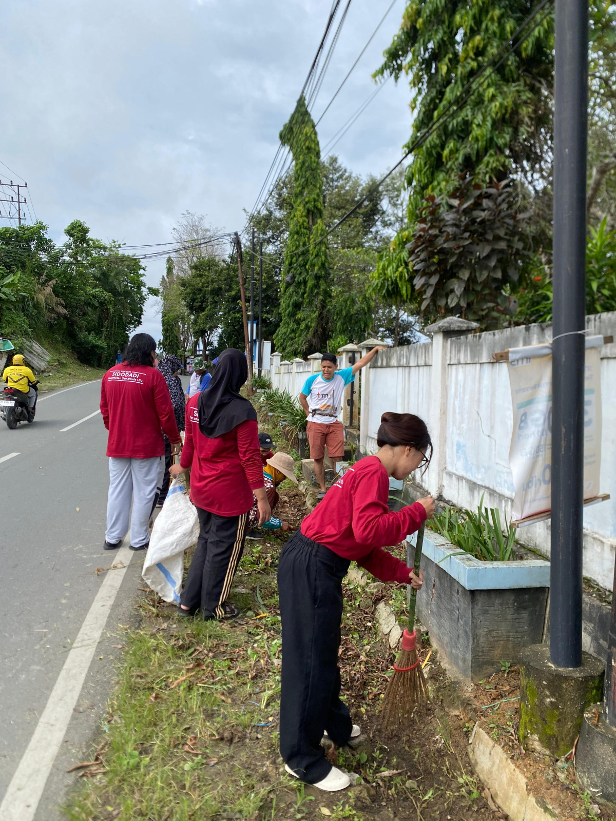 Kerja bakti warga Rt16 Kel.Sidodadi  bersama  adik  adik mahasiswa Kkn