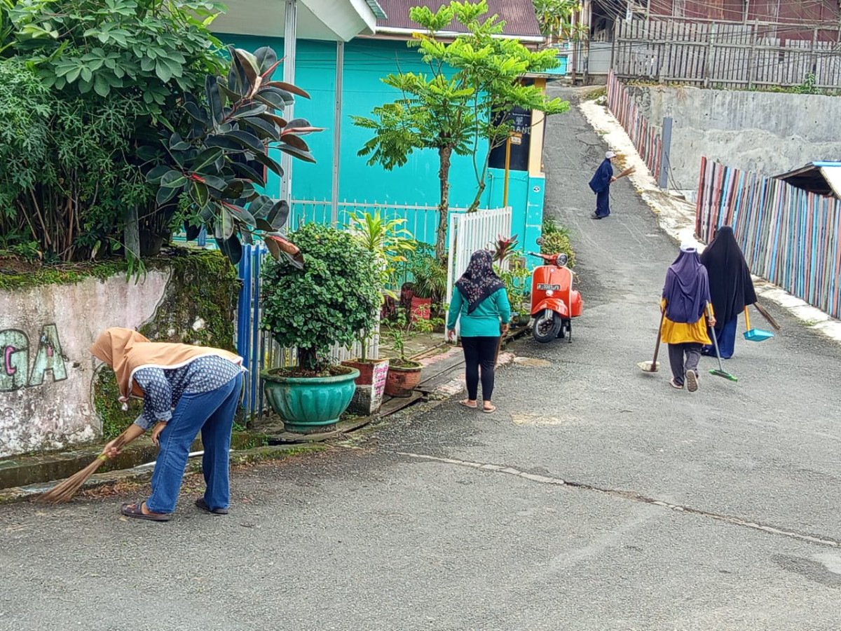 Kerja bakti ibu ibu dasawisma