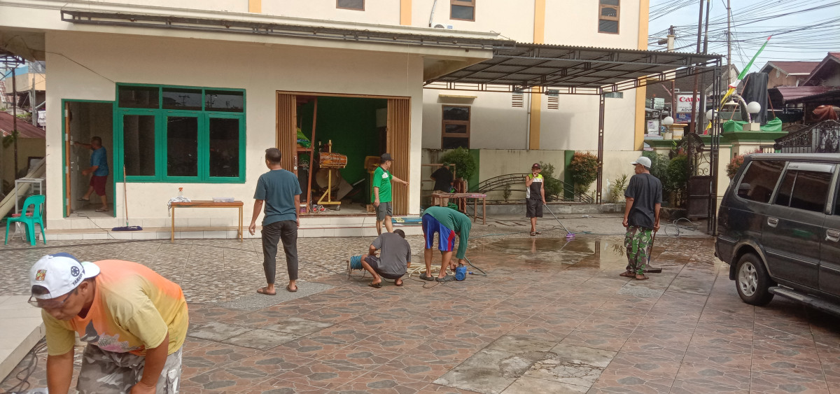 Gotong royong perbaikan halaman masjid