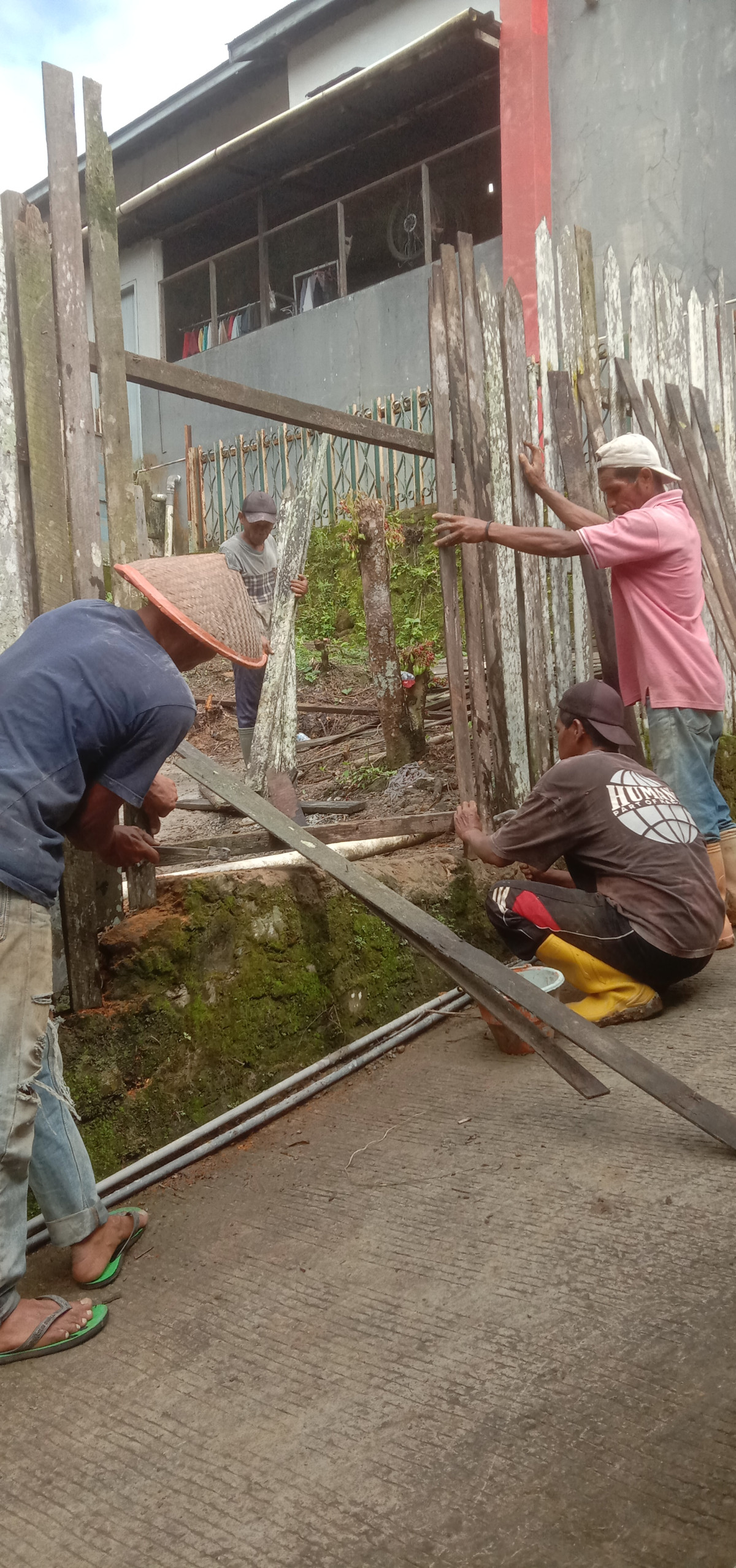 Perbaikan pagar GG Amir jl w.monginsidi