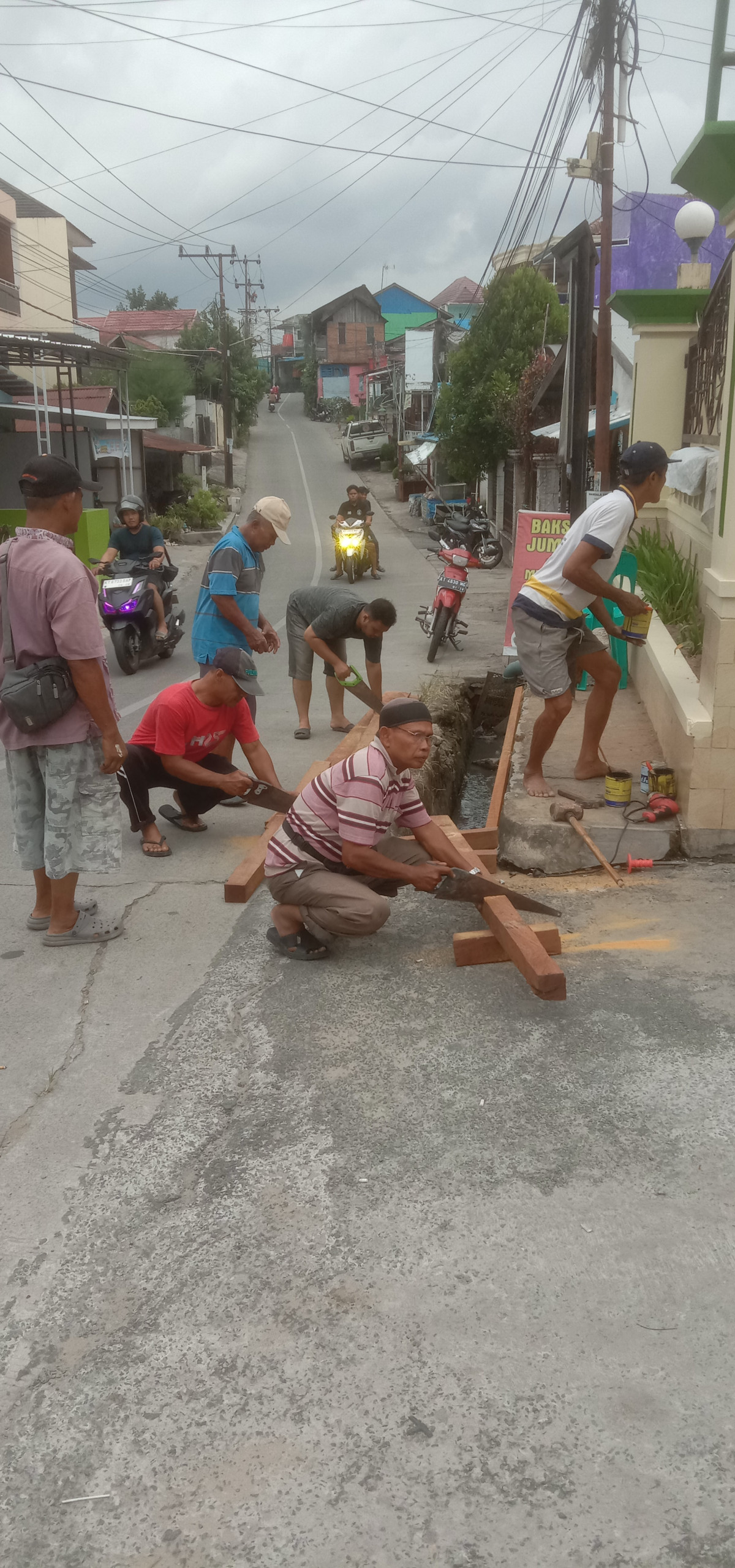 Kerja bakti ibu-ibu dasawisma RT 19