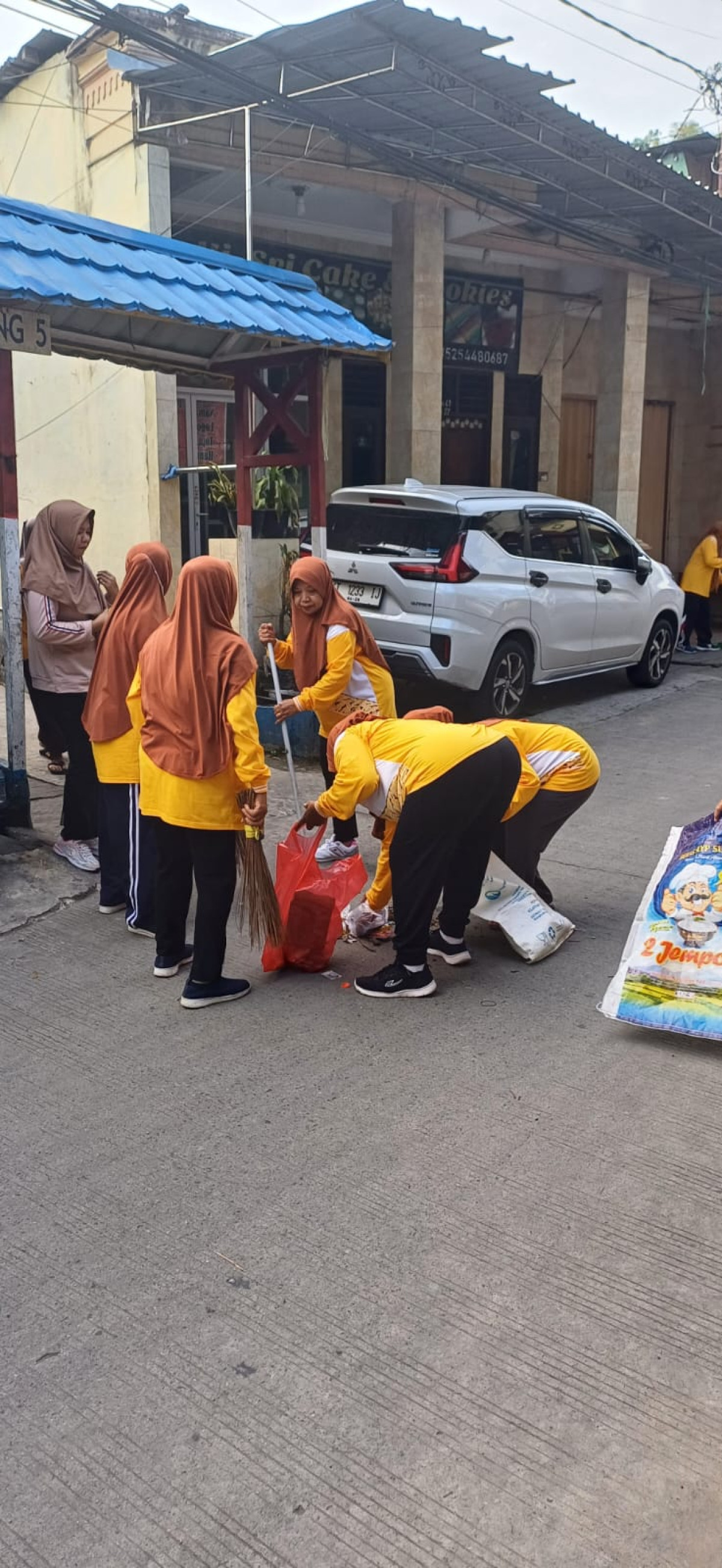 Gotong royong lingkungan dan senam sehat rt 20