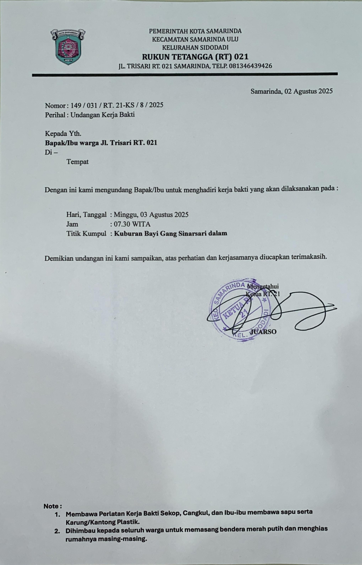 Bersih-bersih lingkungan Trisari dan pemasangan umbul-umbul