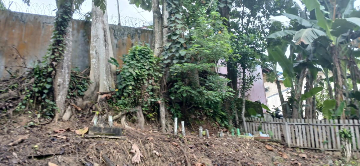 Bersih-bersih kuburan bayi dan jalan poros Trisari