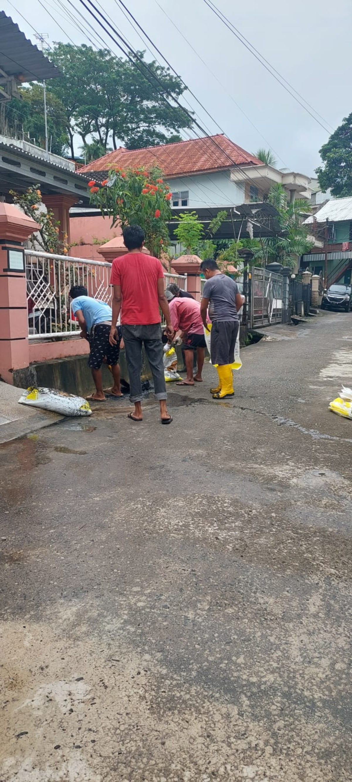 Kerja bakti mengeruk parit Gang 4 dan Trisari 3