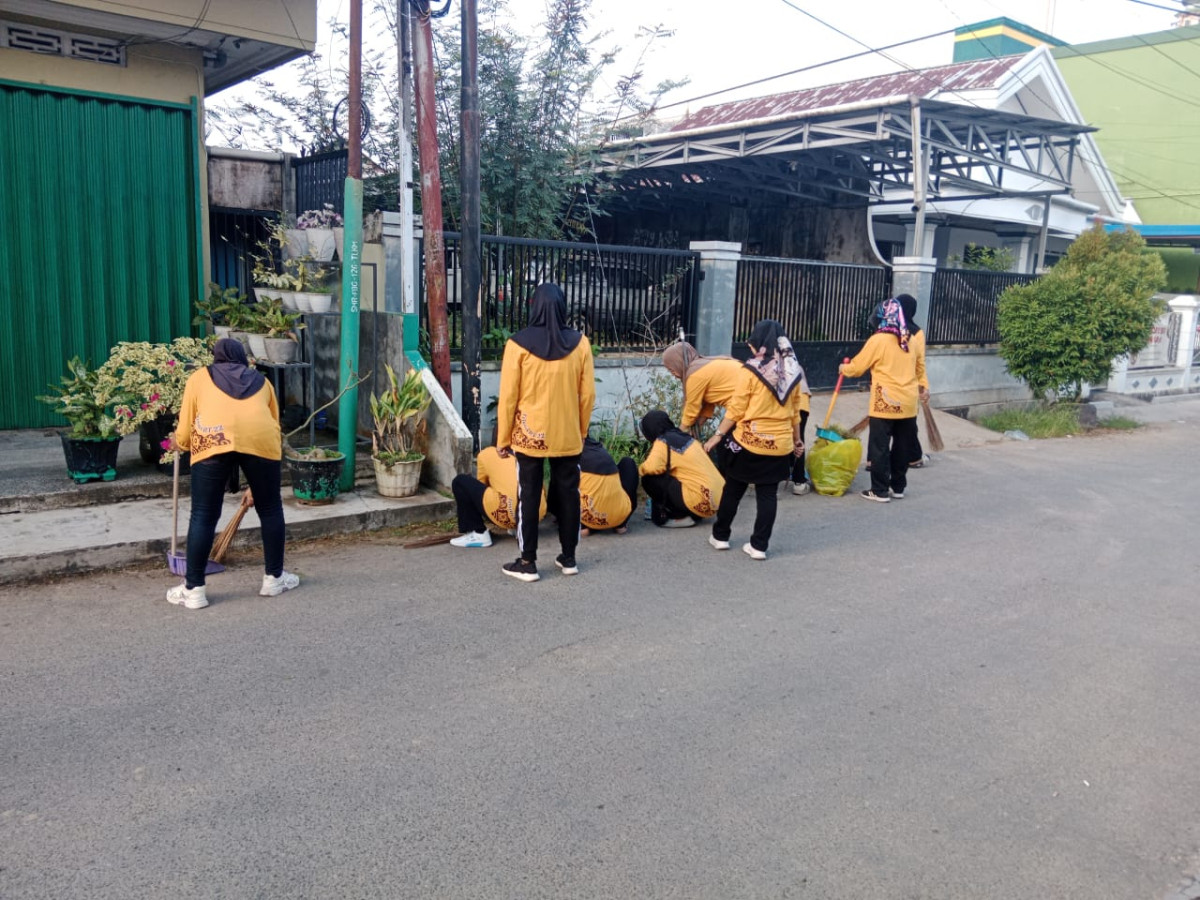 Kerja Bakti Pengecoran Jalan dan Pembersihan Lingkungan